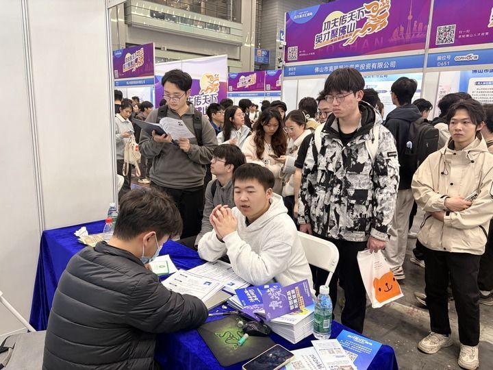 12月27日，在招聘会现场，求职者与企业招聘人员交流。新华社记者 赵瑞希 摄