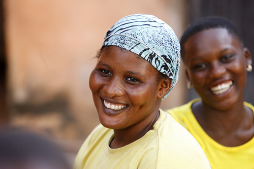 △微笑的非洲妇女【图片来源：视觉中国】