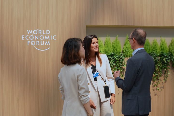 6月24日，在国家会展中心（天津），嘉宾在交流讨论。（李笑 摄）