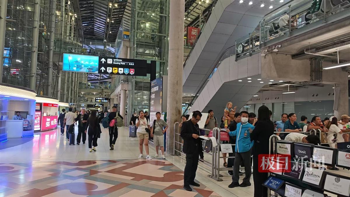 直击曼谷素万那普机场:旅客人流较多,多数航班显示正常