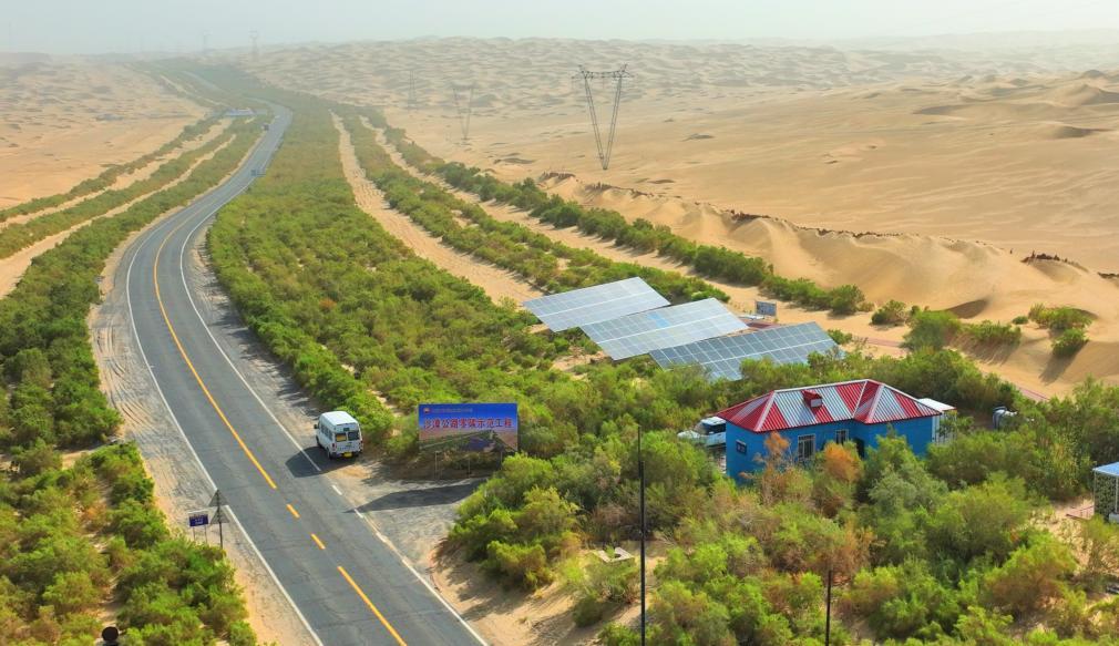 塔里木油田建成的我国首条零碳排放沙漠公路（2022年7月5日摄，无人机照片）。新华社发（陈士兵 摄）