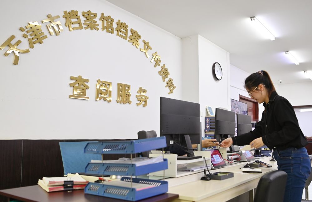 5月8日，杨雅丽在天津市档案馆查阅资料。