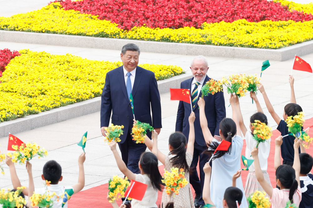 5月13日下午，国家主席习近平在北京人民大会堂同来华进行国事访问的巴西总统卢拉举行会谈。这是会谈前，习近平在人民大会堂东门外广场为卢拉举行欢迎仪式。新华社记者 黄敬文 摄