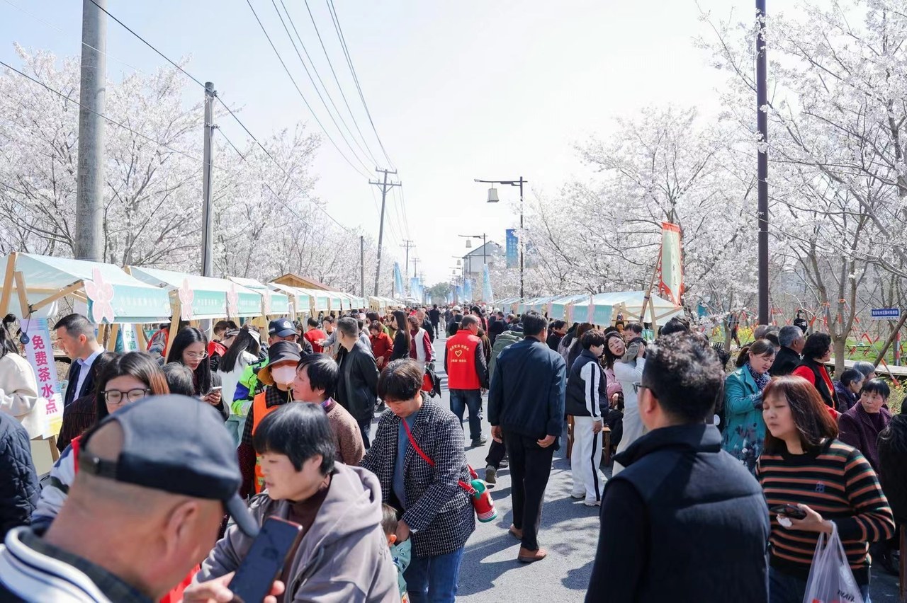 花园村市集上游人如织。杭州市余杭区仁和街道办事处供图