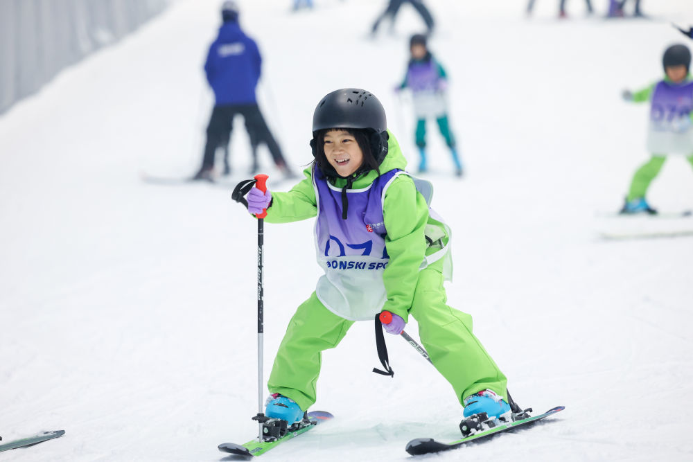 10月7日,一位小朋友在深圳·前海冰雪世界学习滑雪。新华社记者 梁旭 摄