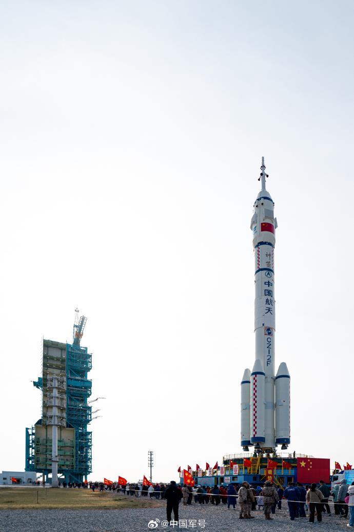 神舟二十一號(hào)船箭組合體轉(zhuǎn)運(yùn)大片