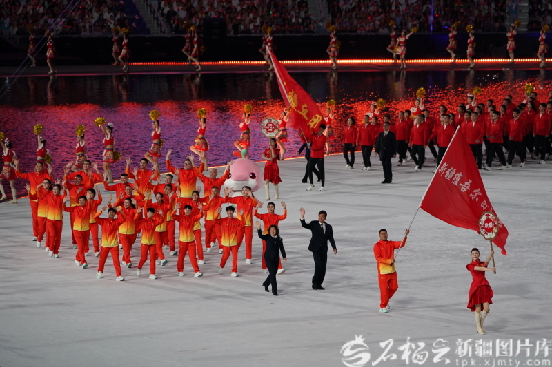 11月9日,第十五届全国运动会新疆代表团入场。姚辉摄