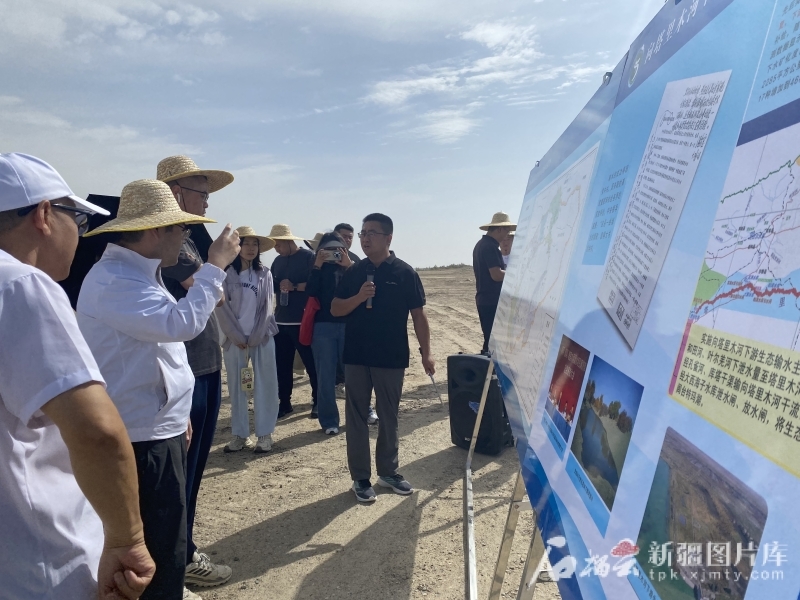 7月27日，记者跟随“高质量发展看新疆”网络主题活动团队来到了台特玛湖。石榴云/新疆日报记者 赵梅摄