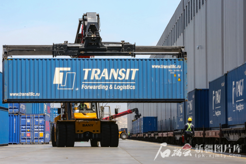 6月24日，阿拉山口站中欧（中亚）班列换装区正面吊转运集装箱。