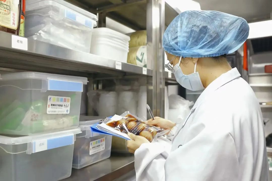 用 AI 生图的外卖店,我劝你别点