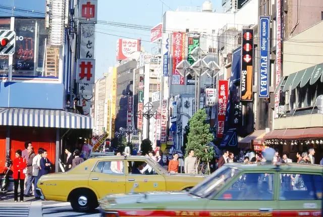 r/Tokyo - 1980 年的东京街道。来自美国游客的幻灯片集