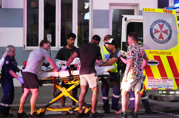 悉尼邦迪滩枪击事件后,伤者被抬上担架送往医院。图源:美媒