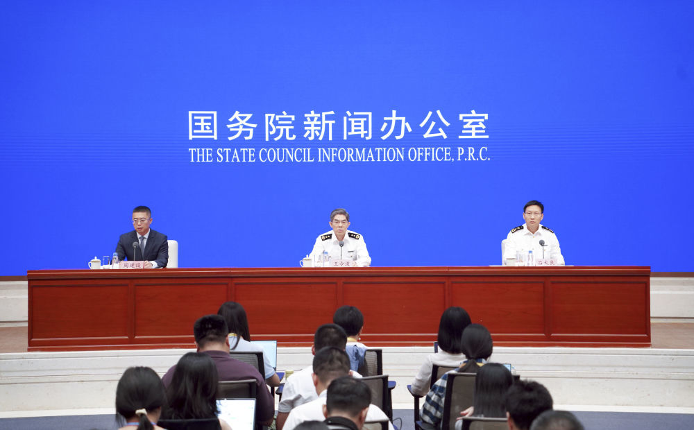 7月14日，国务院新闻办公室在北京举行新闻发布会，海关总署副署长王令浚，海关总署新闻发言人、统计分析司司长吕大良介绍2025年上半年进出口情况，并答记者问。新华社记者 潘旭 摄