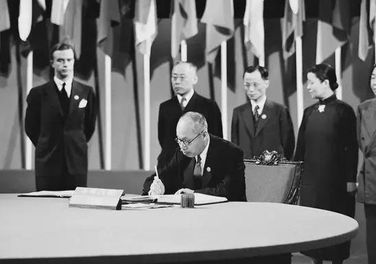 1945年6月26日，董必武在《联合国宪章》上签字。