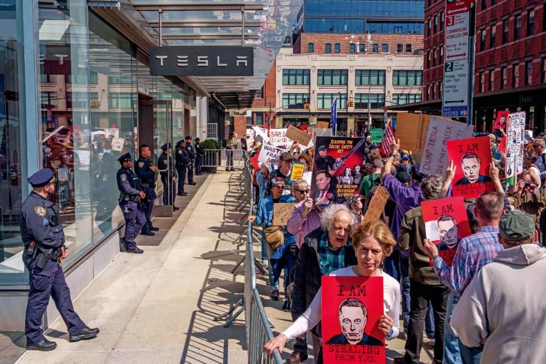 3月29日,民众在美国纽约一家特斯拉展厅外举行反对特斯拉、反对马斯克的集会。图/视觉中国