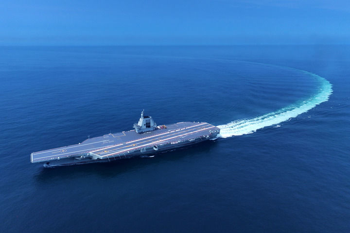 2024年5月7日，我国第一艘国产电磁弹射航母福建舰在首航试验中（无人机照片）。新华社发（丁子羽摄）