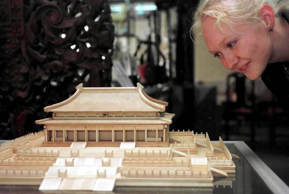 2000年/看模型/摄影:谢家华