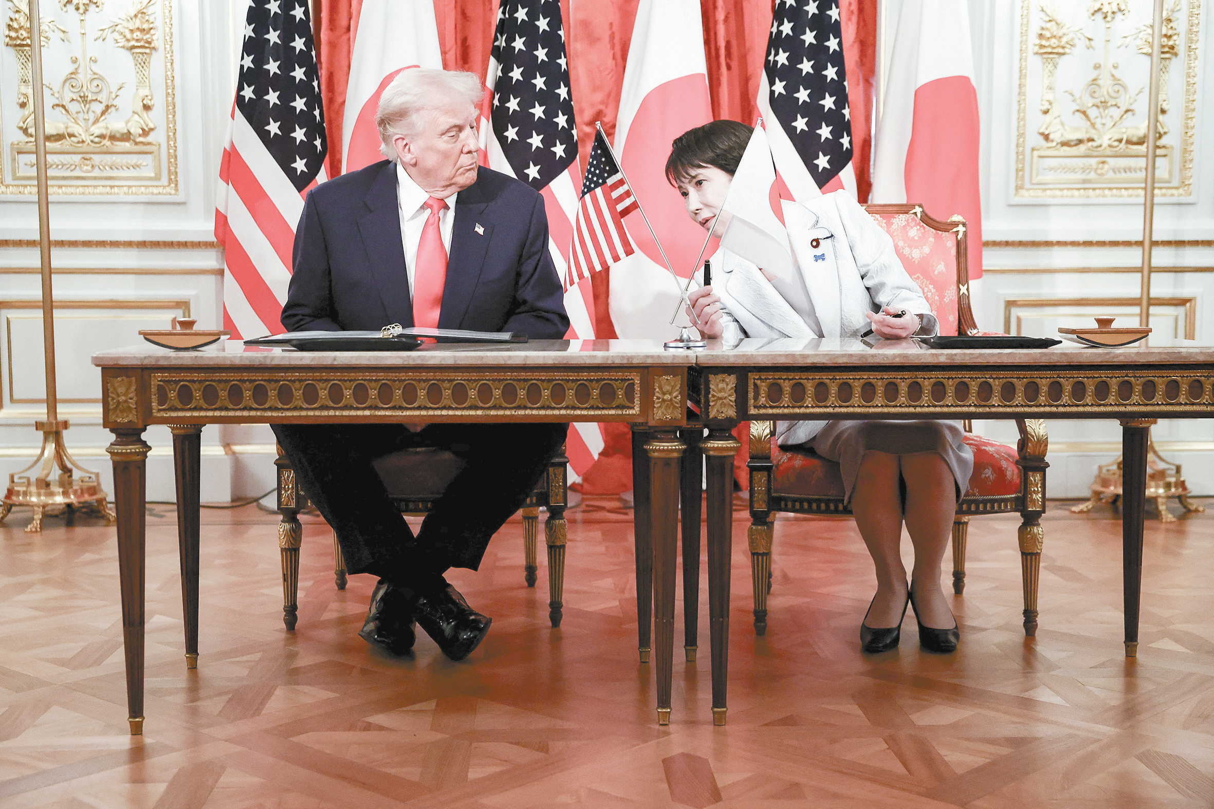 28日，日本新任首相高市早苗与美国总统特朗普在位于东京的迎宾馆赤坂离宫举行会谈，并签署联合文件。（IC photo）