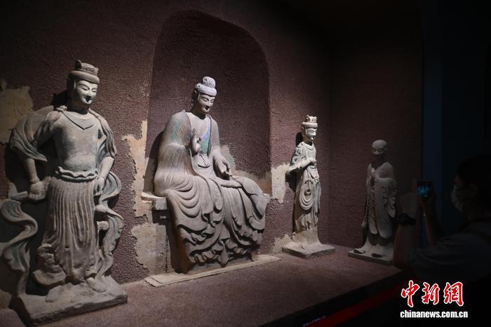 9月10日，“东方微笑　跨越千年——佛教造像艺术展”在兰州启幕，图为展出的麦积山石窟第44窟（复制窟），主尊佛像被誉为“东方美人”。中新社记者　李亚龙　摄
