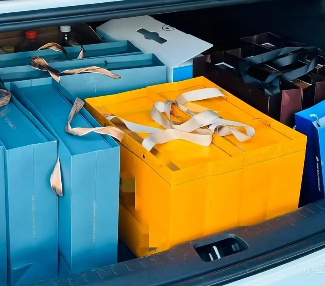 包装精美的茶叶。 图/李晓东发布视频截图