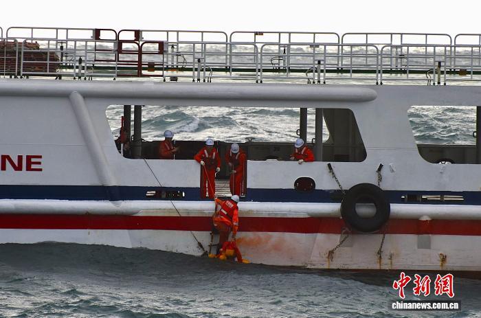 图为“东海救115”轮上工作人员进行落水人员搜救演练。中新社记者 王东明 摄