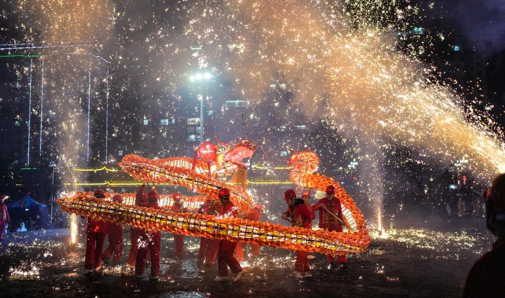 2月11日晚,人们在台江县参加“舞龙嘘花”活动。新华社记者 陶亮 摄