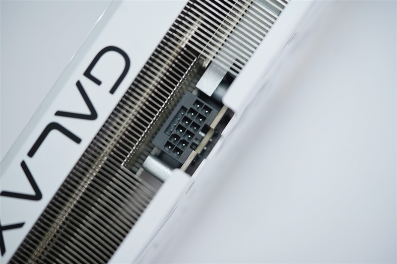 影驰RTX 5070 Ti金属大师白金版OC评测:全新设计 颜值也追上性能和做工