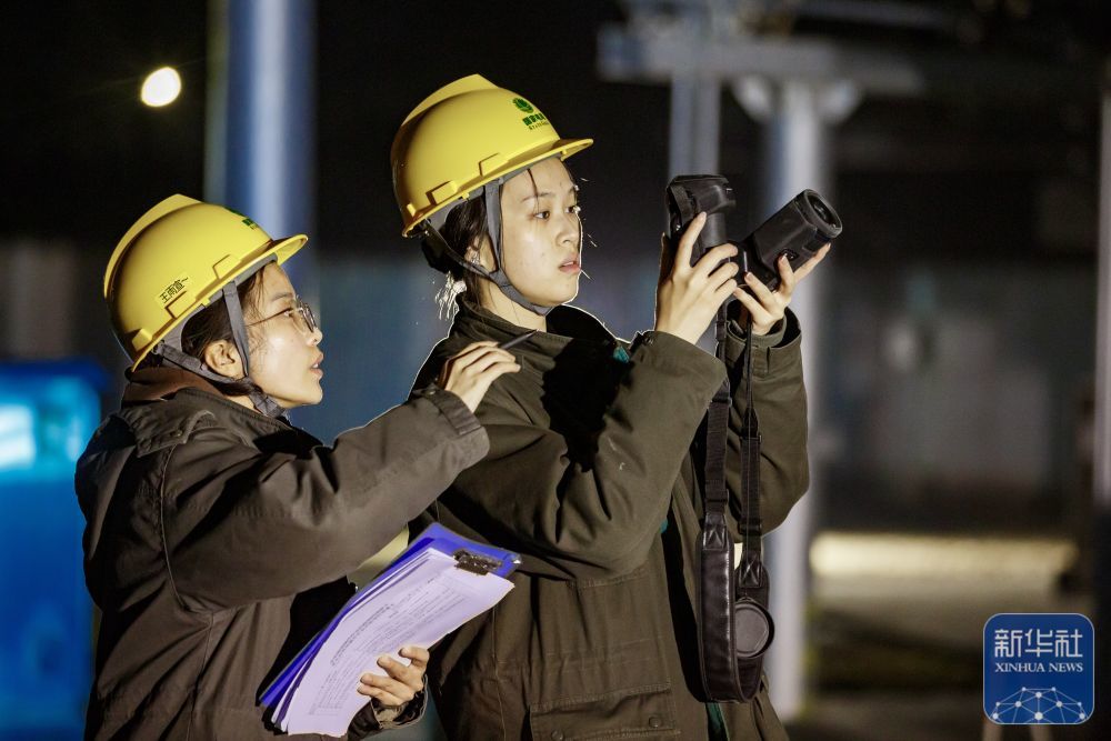 ↑ 12月10日,在河南省商丘市睢县110千伏董店变电站内,国网河南省电力公司睢县供电公司工作人员在对设备开展夜巡。新华社发(徐泽源摄)