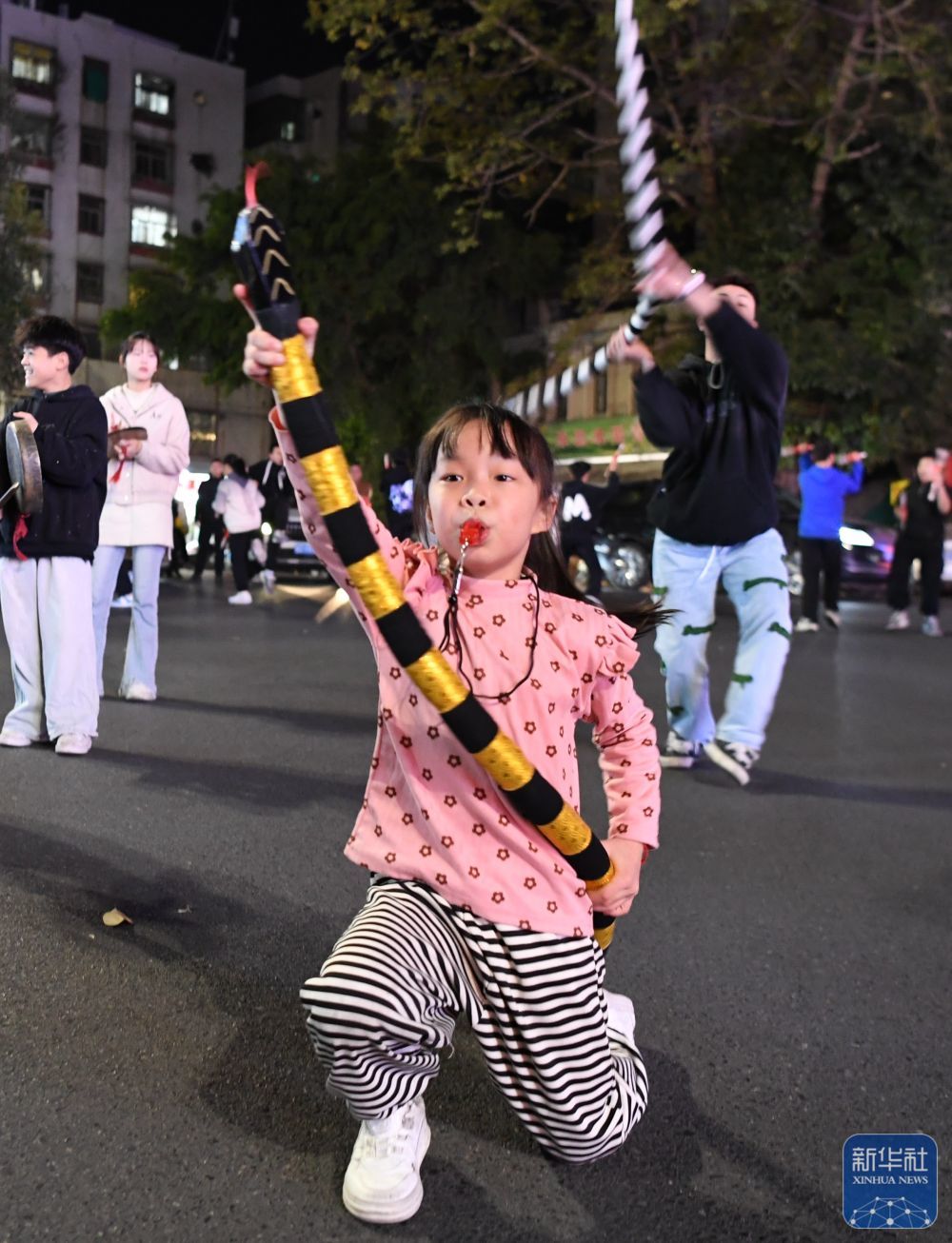 1月20日,，在廣東汕頭潮陽區(qū)街頭，塔館英歌隊的小隊員在排練,。