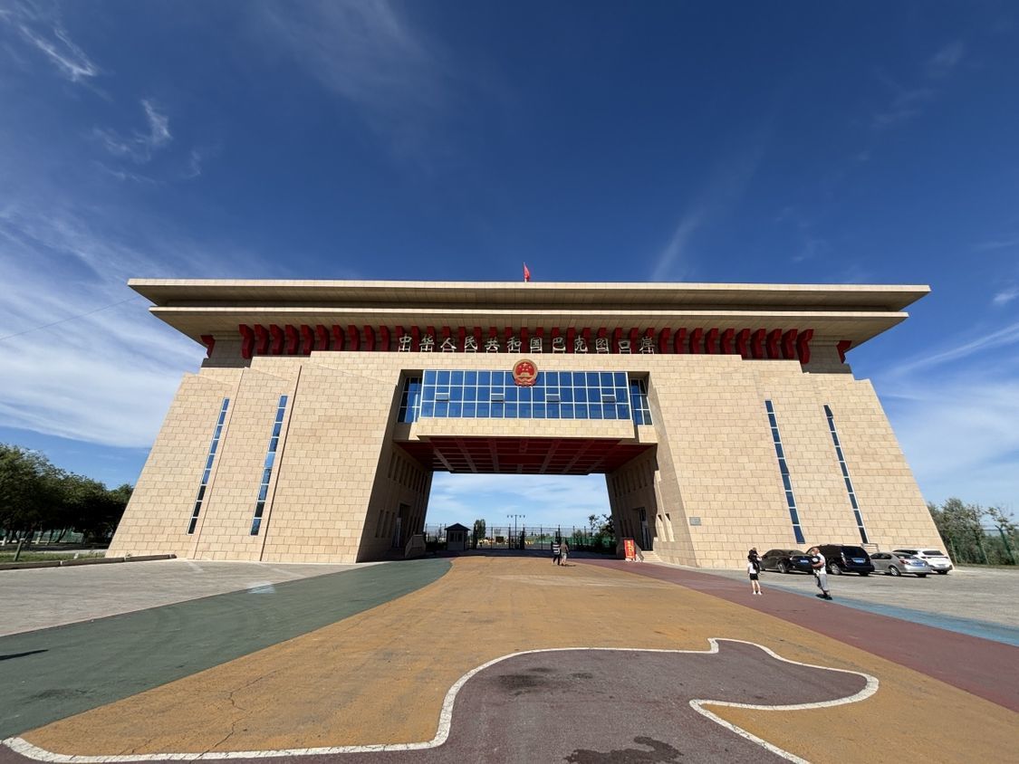 矗立在中哈边境线上的中华人民共和国巴克图口岸，是新疆离城市最近的陆路口岸。广西日报-广西云记者孙璐 摄