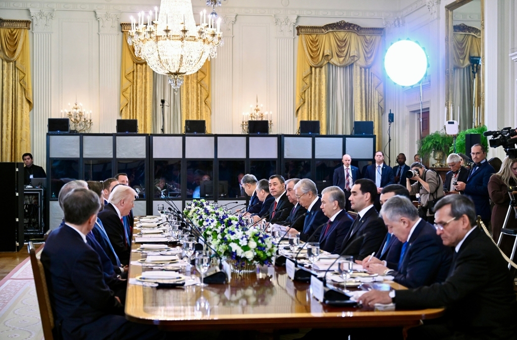 当地时间2025年11月7日,美国华盛顿,美国总统唐纳德·特朗普在白宫与中亚五国(哈萨克斯坦、吉尔吉斯斯坦、塔吉克斯坦、土库曼斯坦和乌兹别克斯坦)领导人共进晚餐。 视觉中国 图