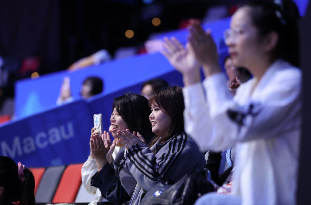 11月11日,在澳门进行的第十五届全国运动会乒乓球混合双打四分之一决赛中,观众在看台为双方队员加油。新华社记者 孙凡越 摄