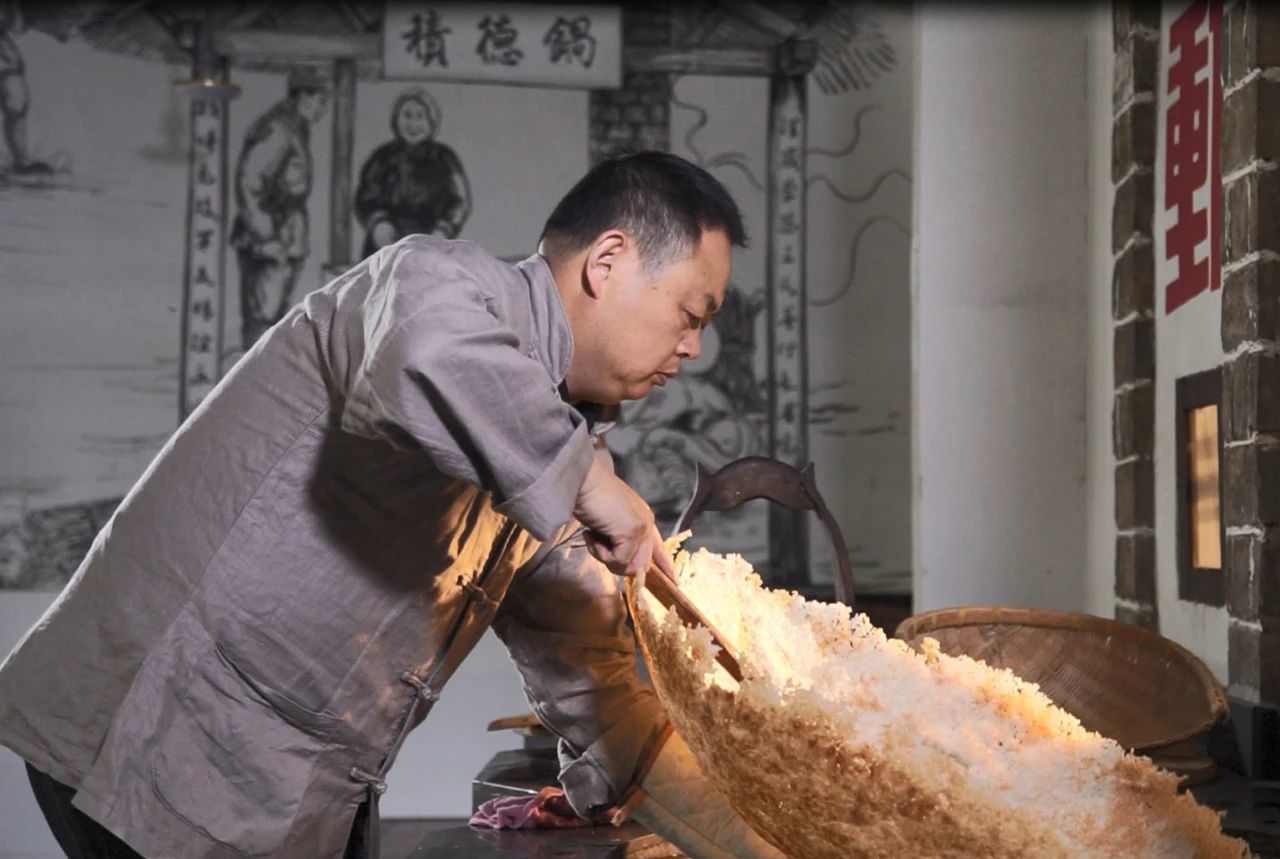 云岭锅巴手艺人正在制作锅巴。云岭镇宣传办供图