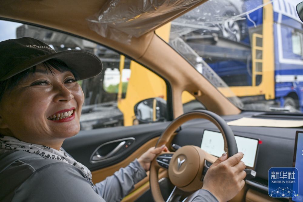 在新疆霍尔果斯市内,高云驾驶即将运送出国的新能源汽车驶向口岸(6月10日摄)。