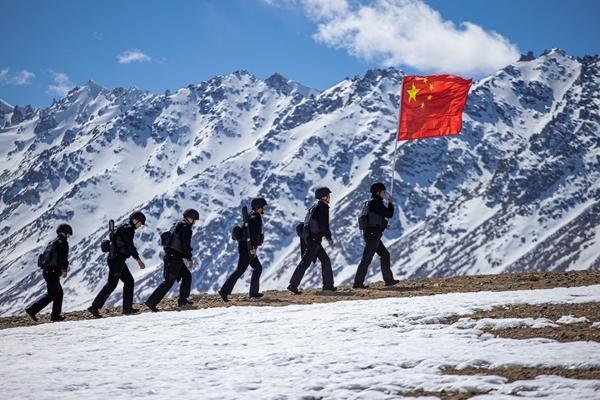 排依克边境派出所民警在雪山巡逻。新疆出入境边防检查总站供图