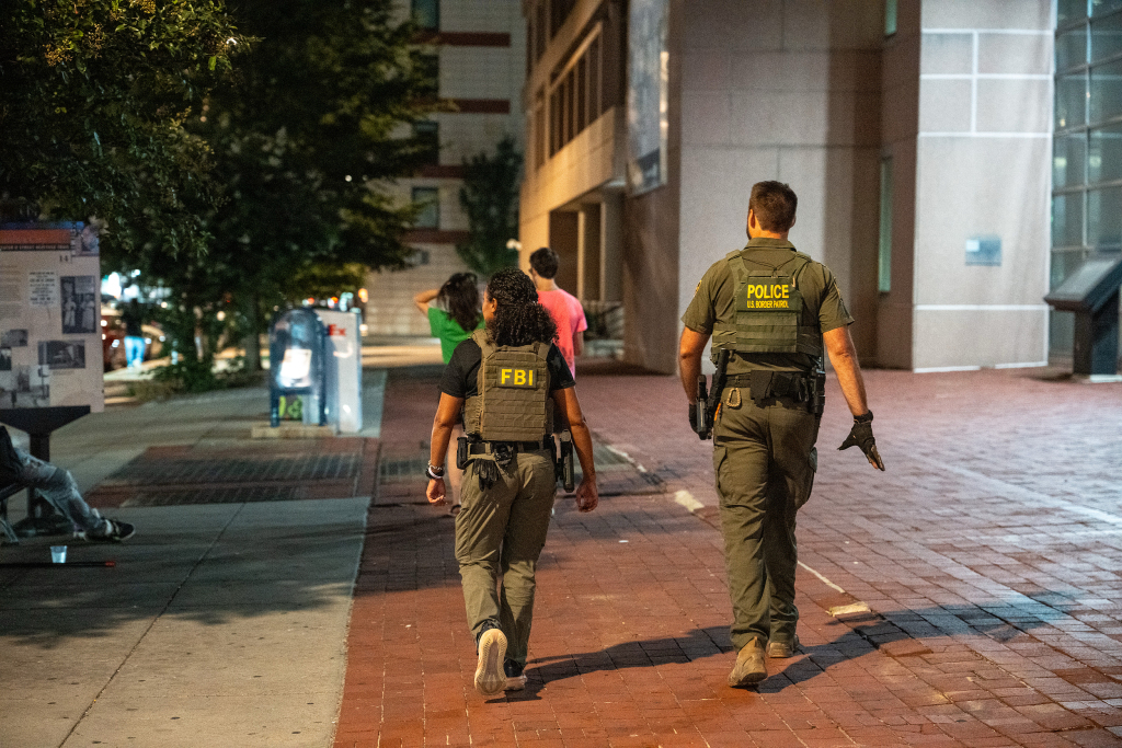 当地时间2025年8月10日,美国华盛顿特区,联邦调查局(FBI)和边境巡逻队的官员在街头巡逻。视觉中国 图