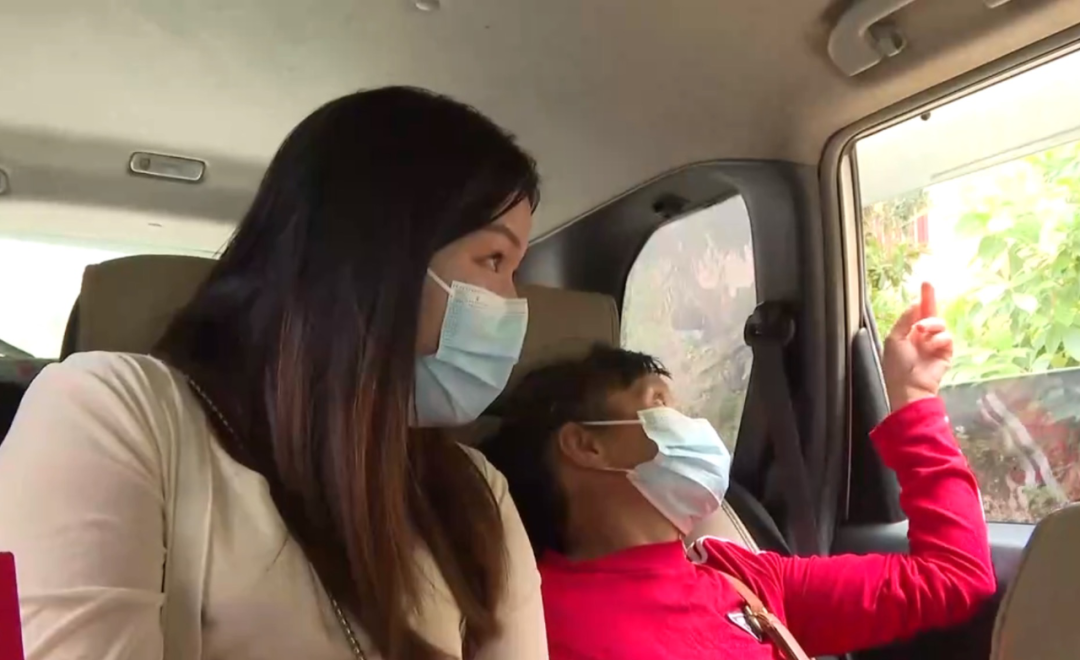 杨琴（右）向安蓝介绍车窗外的箬竹叶