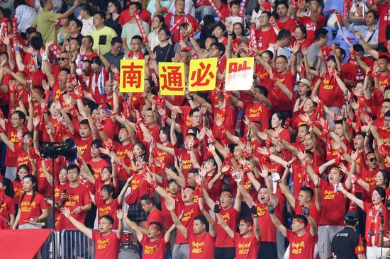 图为南通队球迷为球队加油助威。中新社记者 泱波 摄