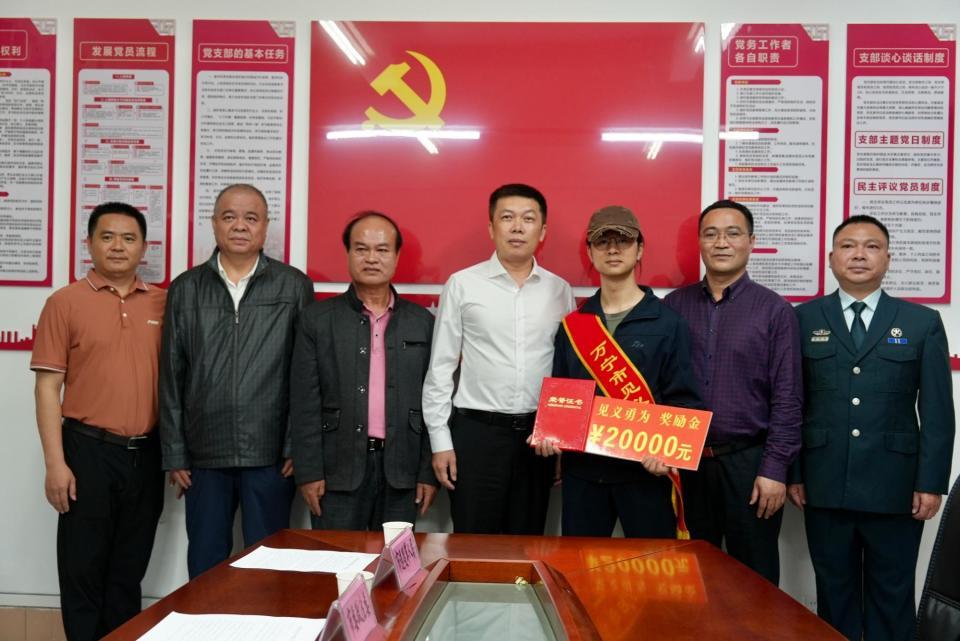 林佳泰接受表彰(央广网发 万宁市委宣传部供图)