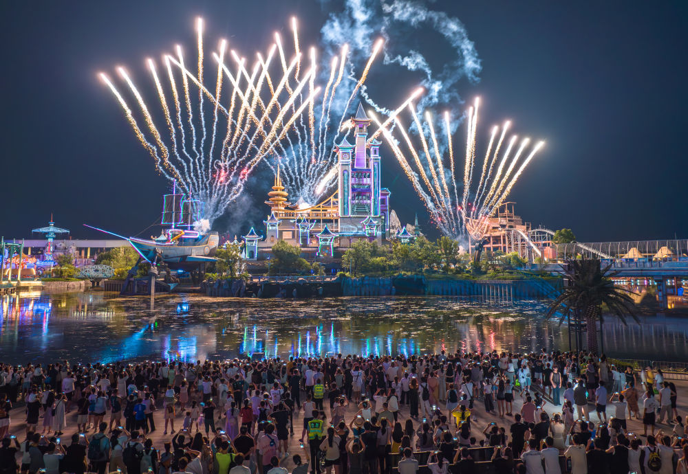 7月19日,在湖北省襄阳市华侨城奇幻谷,游客观看大型夜间演艺秀《奇幻城堡光影秀》(无人机照片)。新华社发(杨东 摄)