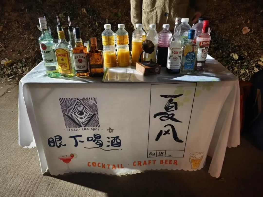 摆摊时的摊位。(图/被访者供图)