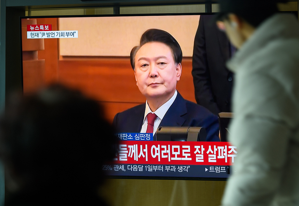 1月21日,韩国民众关注尹锡悦弹劾案第三次辩论。(视觉中国)