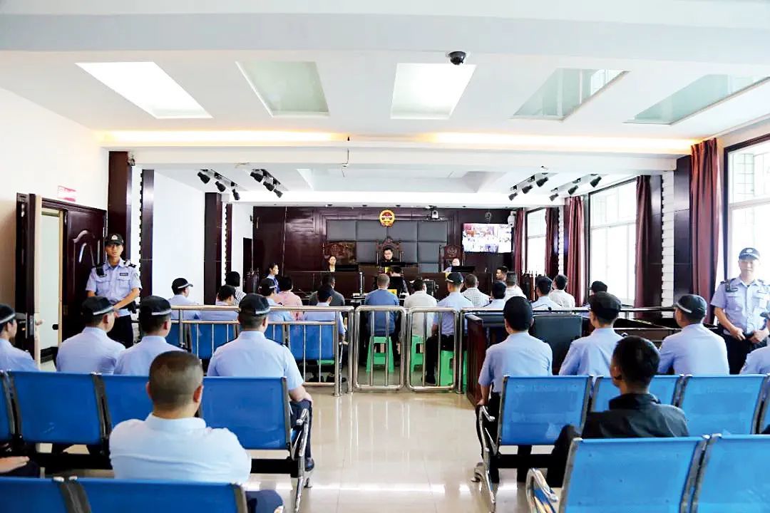 2023年6月,贵州毕节市大方县人民法院对一起跨境电信网络诈骗案进行一审公开宣判。被告人陈某胜、胡某等人多次结伙偷越国境到缅甸,采取“杀猪盘”的方式实施电信网络诈骗,犯罪集团40余人分别判处19年至1年不等的有期徒刑。供图/大方县人民法院