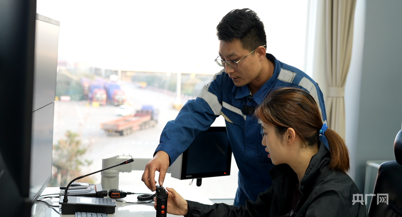 央广网记者体验远程操控门机吊具（央广网记者 唐磊 摄）