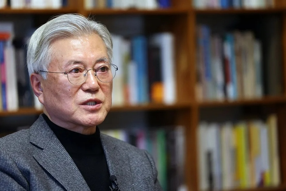 ◆2月7日，韩国前总统文在寅接受《韩民族日报》专访。