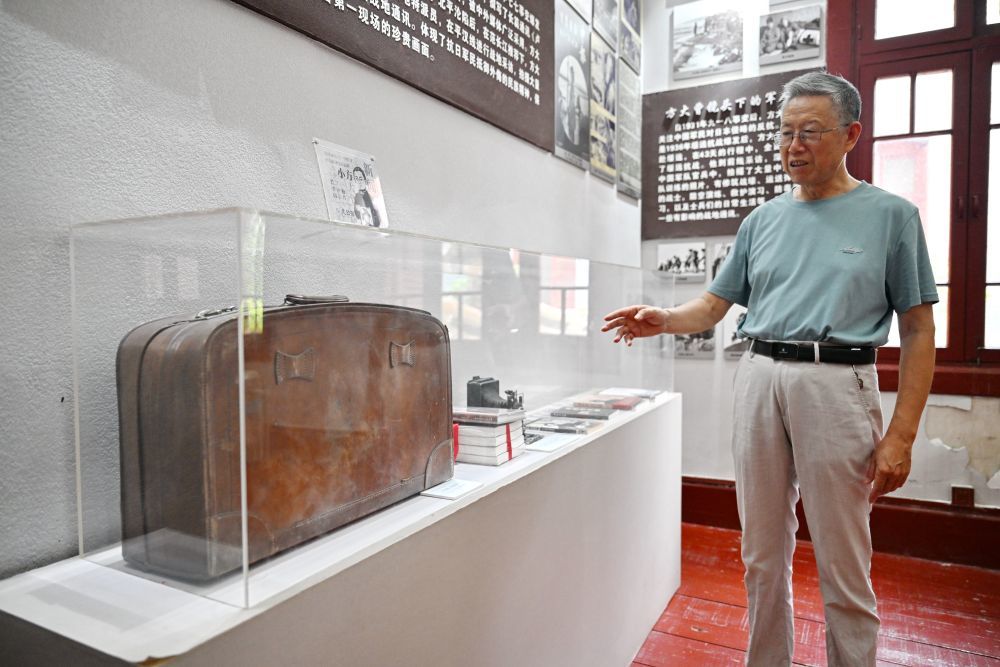 7月24日，孙进柱在介绍方大曾唯一存世物品——旅行箱。新华社记者 牟宇 摄