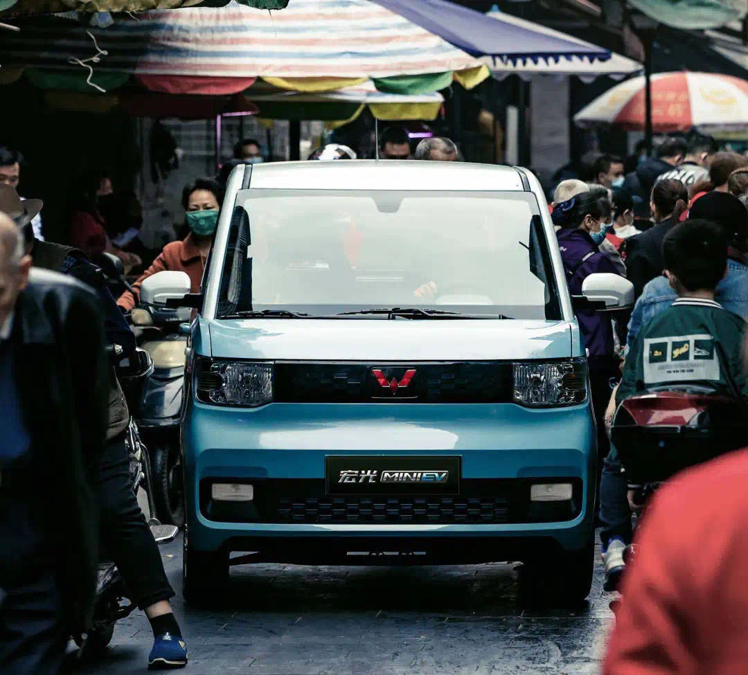 造车三巨头,盯上年轻人的第一辆车