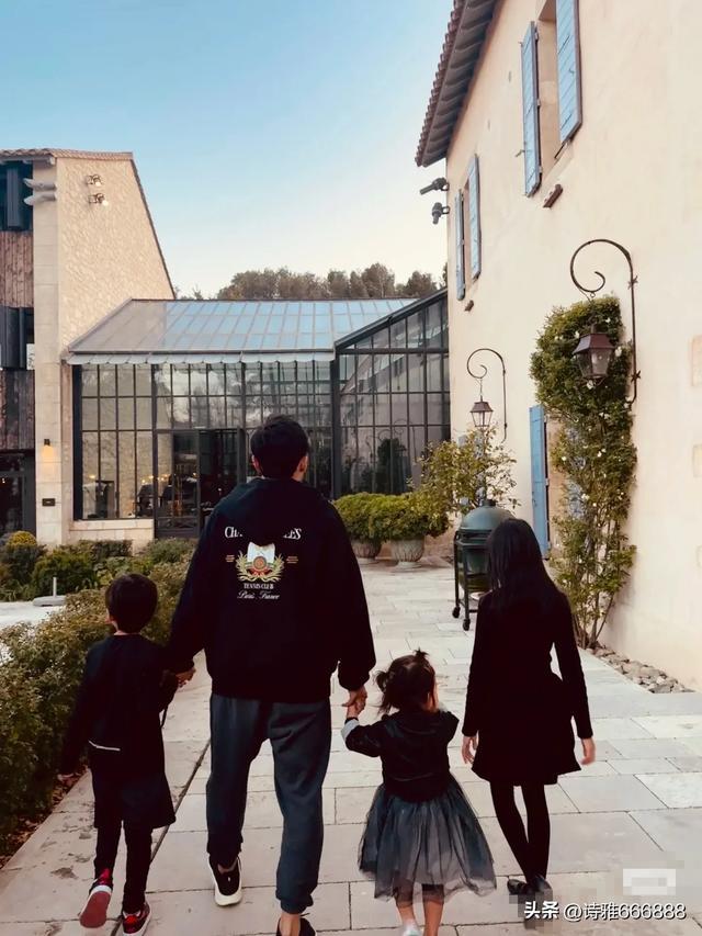 周杰伦老婆昆凌五一假期分享一家五口背影，夫妻手牵手甜度爆表！