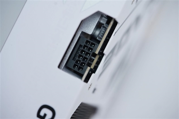 全白色刃式装甲!影驰RTX 5070 Ti圣刃图赏