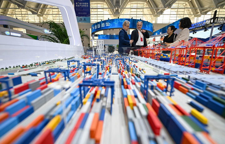 6月12日,在第三届天津国际航运产业博览会上,与会者正在参观。新华社记者 赵子硕 摄